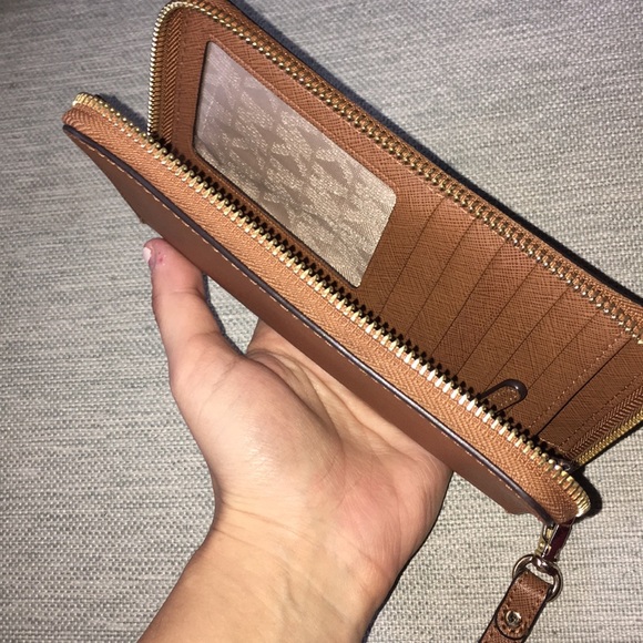 Michael Kors wristlet - Picture 3 of 3